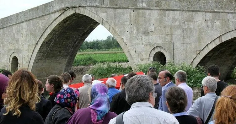Tarihi köprü altında cenaze töreni