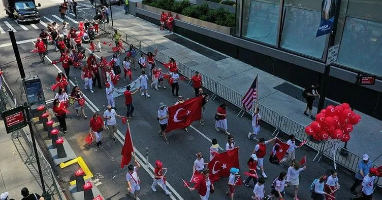 New York’ta ’Türk Günü Yürüyüşü’ düzenledi