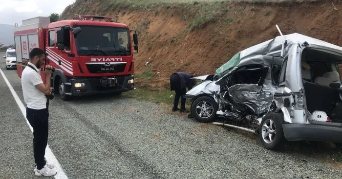 Elazığ’da ambulans ile hafif ticari araç çarpıştı: 2’si polis 6 yaralı