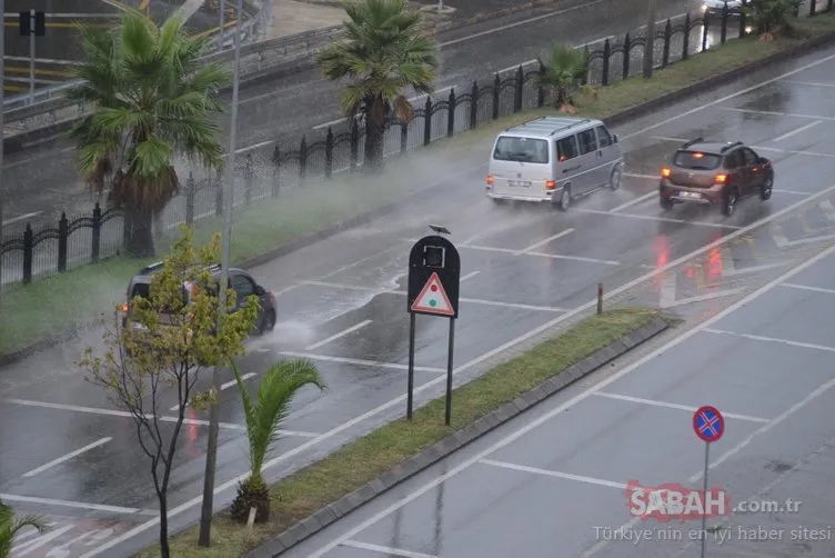 Gök gürültülü sağanak Trabzon’da etkili oldu