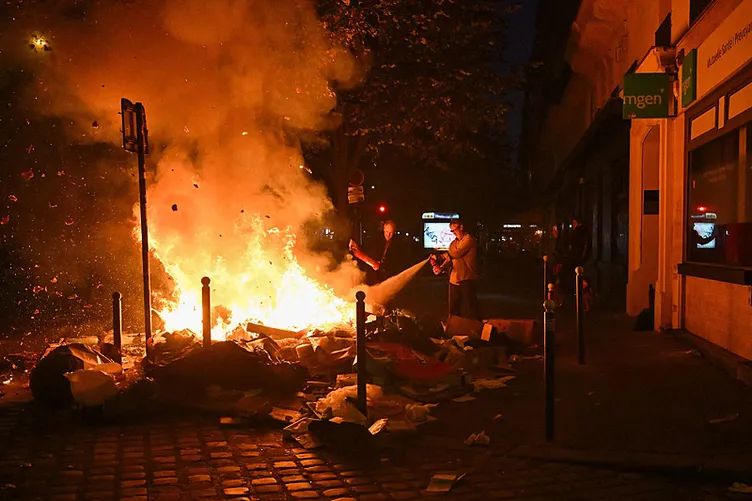 SON DAKİKA… Fransa’da kıyamet günü! Sarı Yelekliler eylemi için sıkı tedbirler alındı: 70 bin polis ve jandarma sokakta!