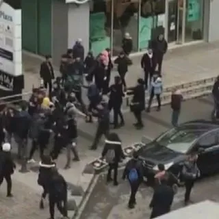 İstanbul'un Sultanbeyli ilçesinde 50 lise öğrencisi arasında kavga çıktı!