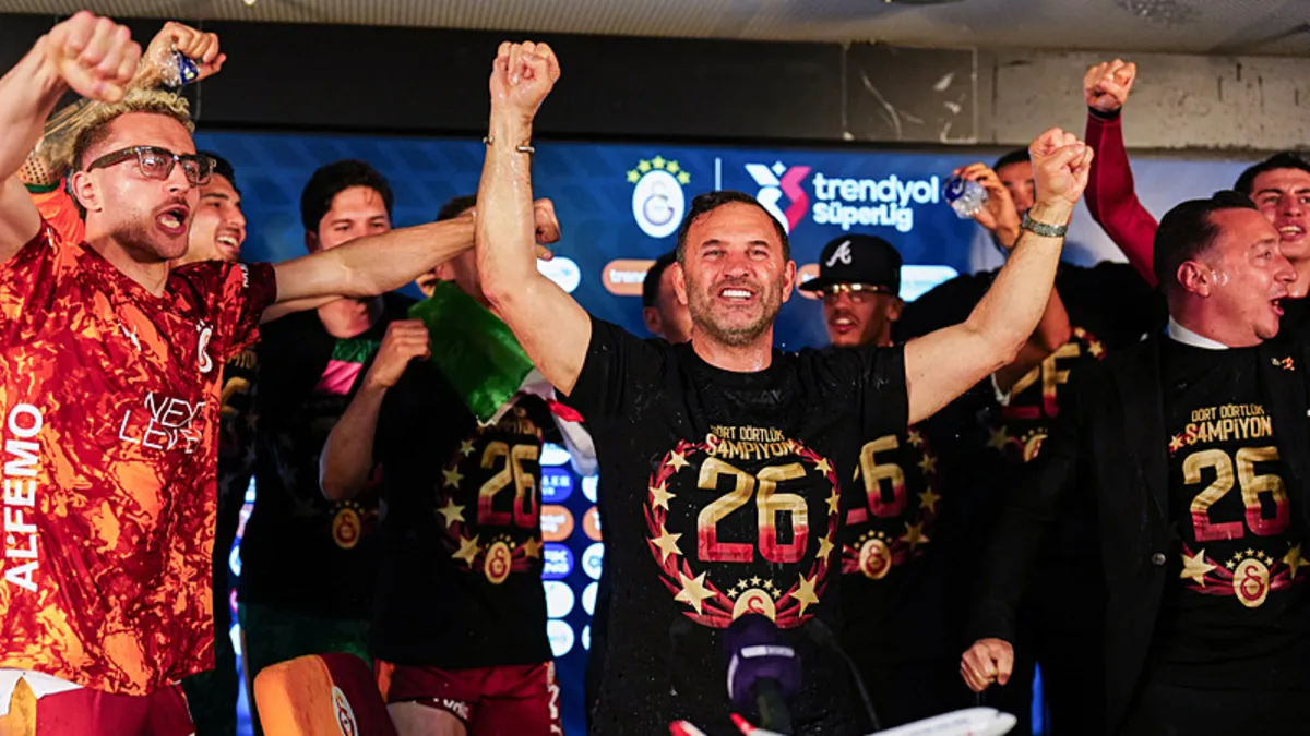 Galatasaraylı futbolculardan, basın toplantısında sulu kutlama
