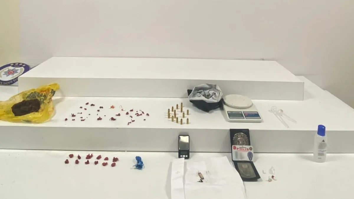 Çekmeköy’de uyuşturucu operasyonu: Tamamı yakalanıp tutuklandı Çekmeköy’de uyuşturucu operasyonu: Tamamı yakalanıp tutuklandı