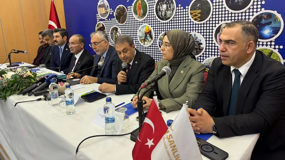 Bakan Işıkhan, Şanlıurfa’da iş insanlarıyla bir araya geldi Bakan Işıkhan, Şanlıurfa’da iş insanlarıyla bir araya geldi