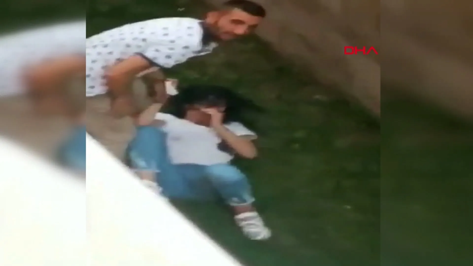 son dakika erzurum da sokak ortasinda skandal olay genc kadinin cigliklari video videosunu izle son dakika haberleri son dakika erzurum da sokak ortasinda skandal olay genc kadinin cigliklari video videosunu izle son dakika haberleri
