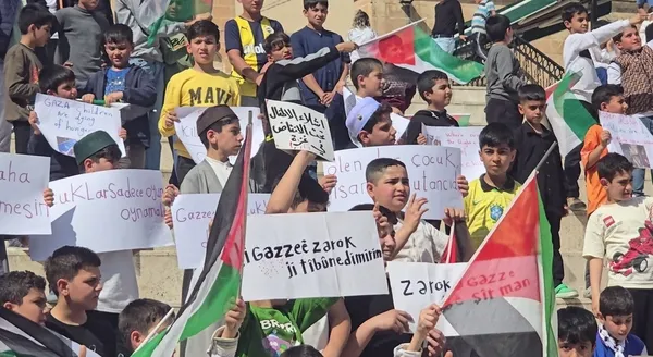 sanliurfada-cocuklar-gazze-icin-yuruyup-gazzeli-cocuklar-olmesin-diye-haykirdilar-1745138253909.jpg
