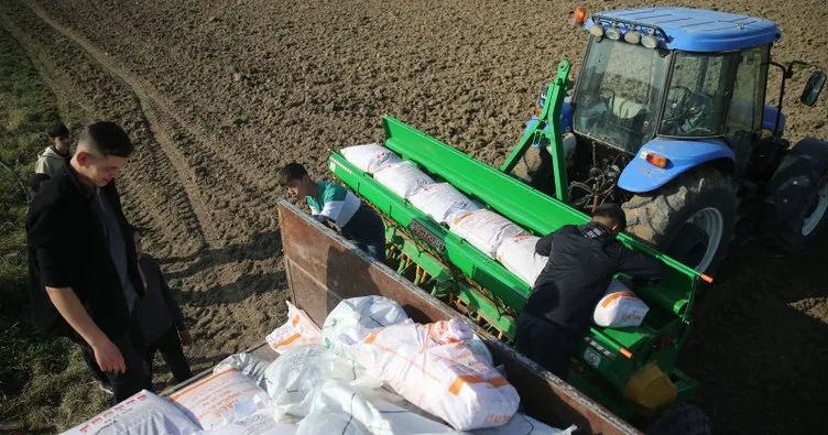 Liseli çiftçiler buğday tohumlarını toprakla buluşturdu
