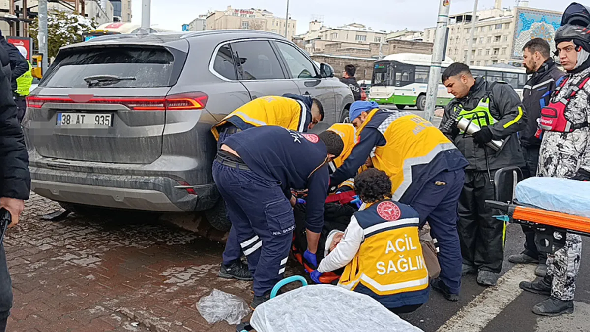 Kayseri’de can pazarı: Araç yayaların arasına daldı! 5 kişi yaralandı Kayseri’de can pazarı: Araç yayaların arasına daldı! 5 kişi yaralandı