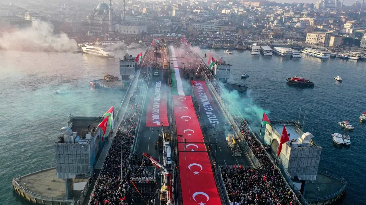 Gazze’de bebekler soğuktan donuyor! Bu çocuklar için Galata’dayız Gazze’de bebekler soğuktan donuyor! Bu çocuklar için Galata’dayız