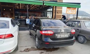 Vali Sözer’den iç ısıtan hareket: Engelli park yerine bırakılan resmi araca ceza yazdırdı #bilecik