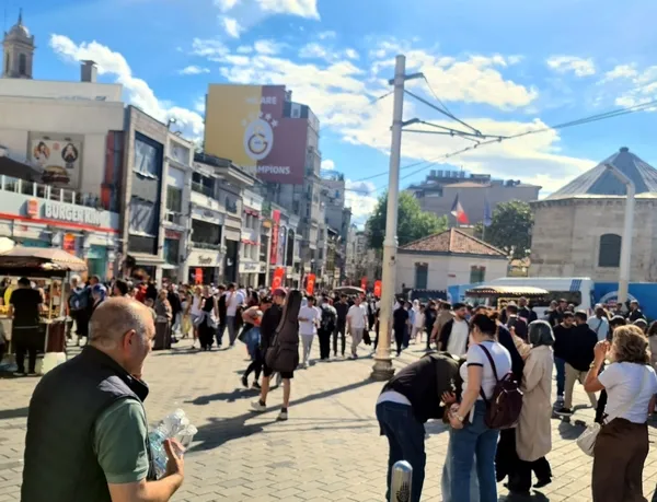 istanbulda-yasayanlar-bayramda-sahillere-tarihi-mekanlara-ve-millet-bahcelerine-akin-etti-1780150550033.jpg