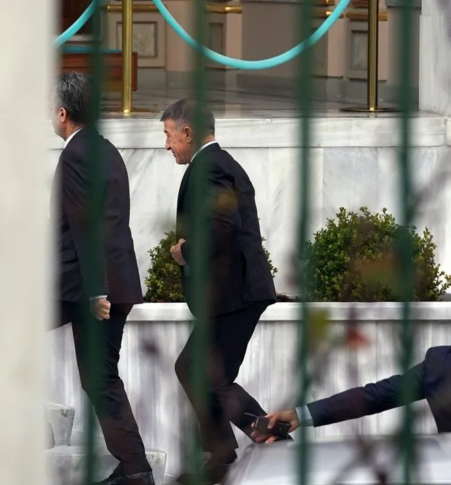 İstanbul Valiliği'ndeki kritik 'futbol' toplantısı başladı