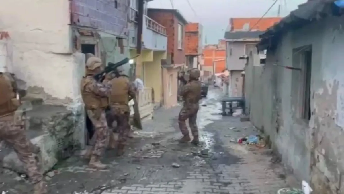 Tekirdağ’da zehir şebekesi çökertildi: 16 kişi tutuklandı Tekirdağ’da zehir şebekesi çökertildi: 16 kişi tutuklandı