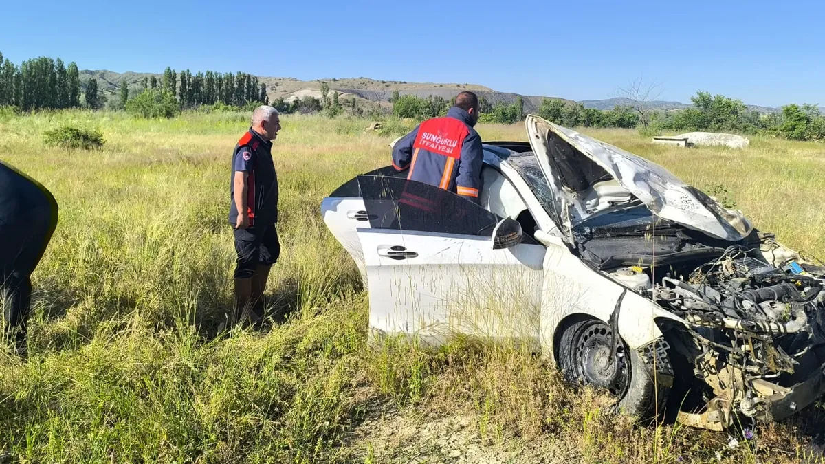 Çorum'da meydana gelen trafik kazasında devrilen otomobil.