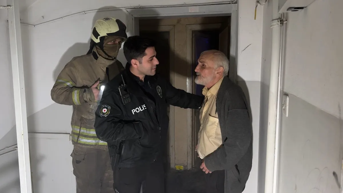 Avcılar'da yangın paniği: Çöp ev küle döndü! Avcılar'da yangın paniği: Çöp ev küle döndü!