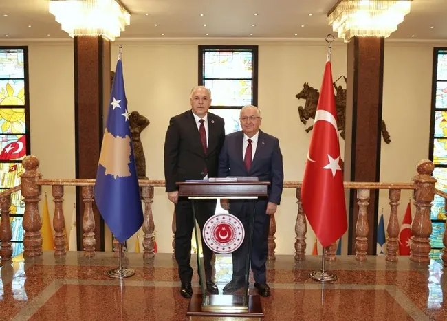 bakan-guler-kosova-bolgesel-kalkinma-bakani-damka-ile-bir-araya-geldi-1754905328361.jpg Bölgesel Kalkınma Bakanı Fikrim Damka'dan Milli Savunma Bakanı Yaşar Güler’e ziyaret
