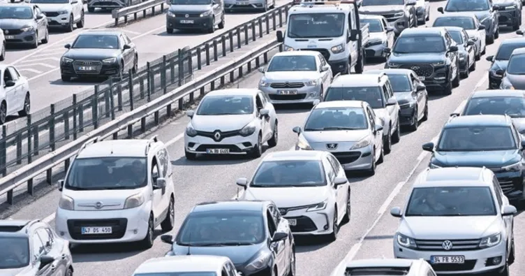 Bayramın ilk günü trafik kilitlendi