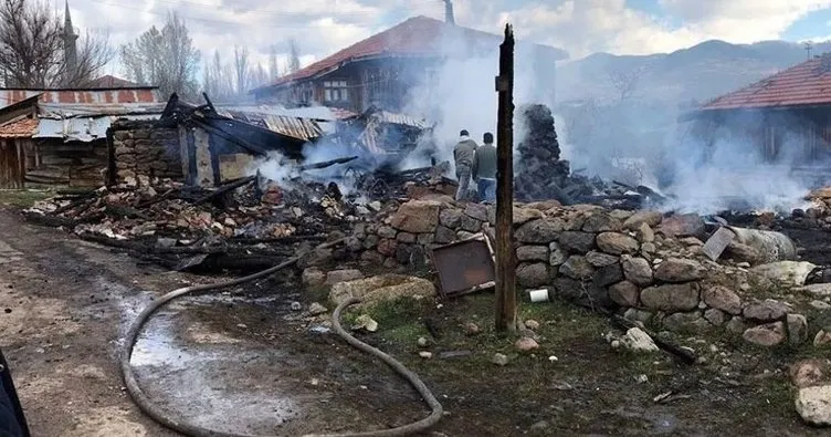 Köyde 4 ev yandı; kundaklama şüphesi var