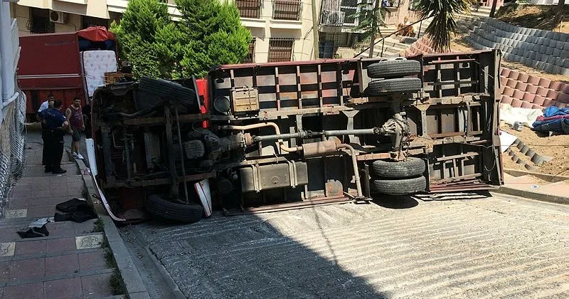 Yokusu Cikamayan Nakliye Kamyonu Devrildi Son Dakika Haberler