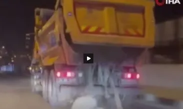İBB’ye ait hafriyat kamyonun kapağı açık kalınca caddeye düşen taş parçalar tehlike saçtı