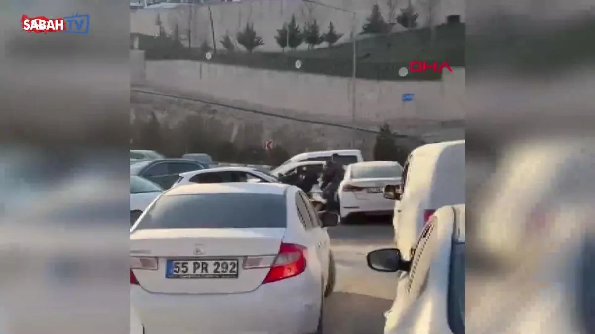 Mardin’de tekme tokat yol verme kavgası! videosunu izle