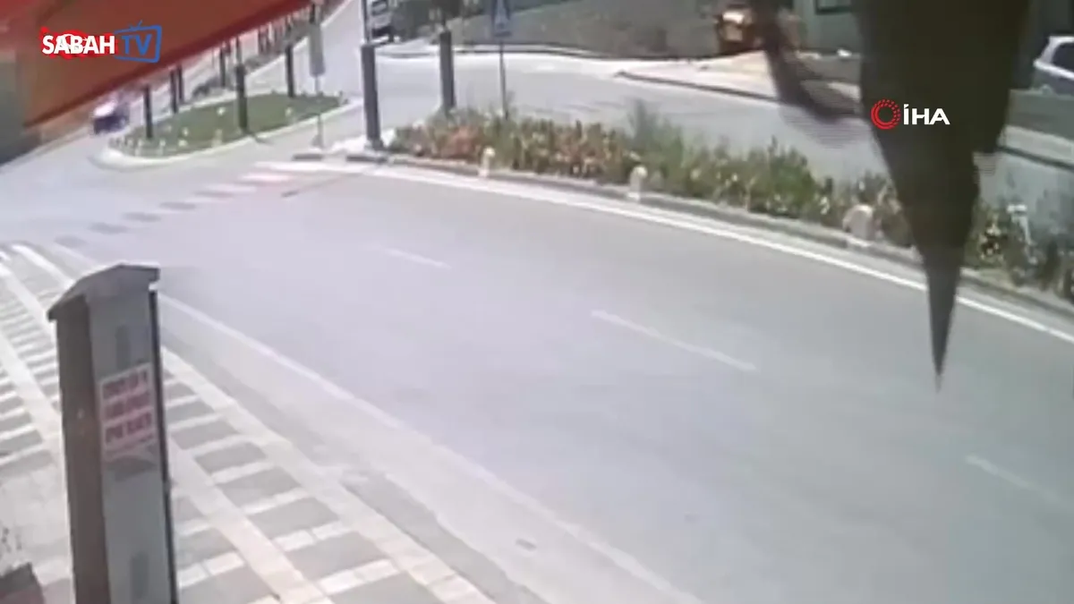 Direksiyon hakimiyetini kaybetti, dubaya çarptı: Otomobilin tekeri ile egzozu koptu! Kaza anı kamerada videosunu izle Direksiyon hakimiyetini kaybetti, dubaya çarptı: Otomobilin tekeri ile egzozu koptu! Kaza anı kamerada videosunu izle