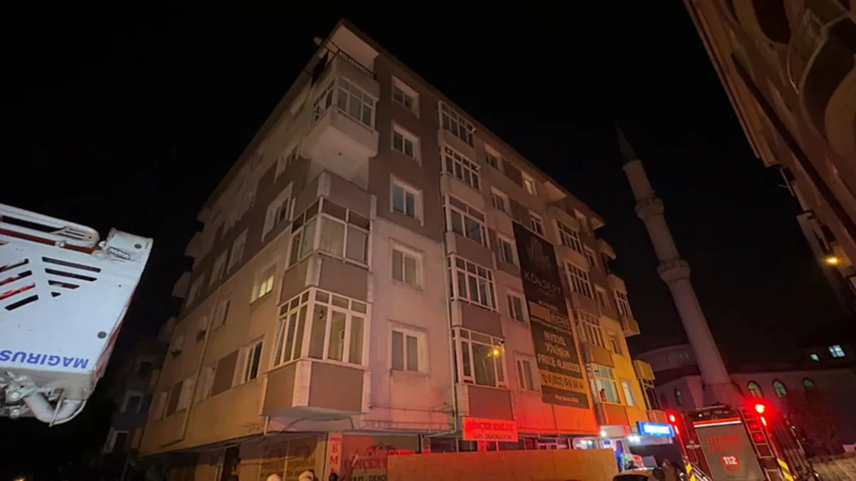 Avcılar’da merdiveni çöken ve kolonlarından sesler gelen 5 katlı bina tahliye edildi Avcılar’da merdiveni çöken ve kolonlarından sesler gelen 5 katlı bina tahliye edildi