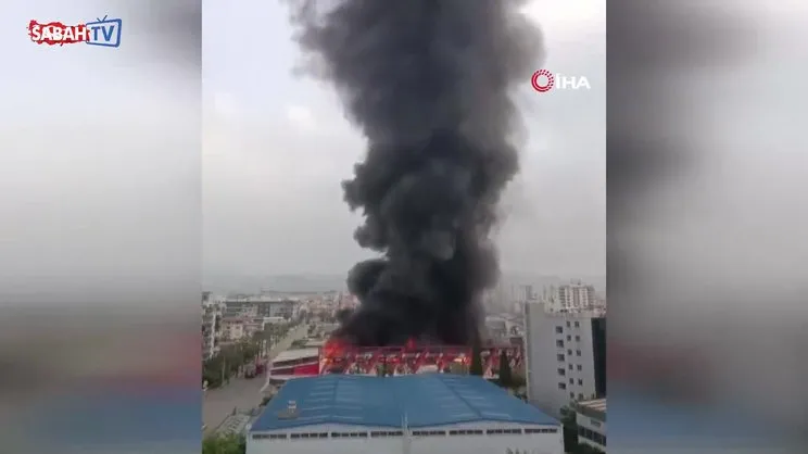 Mersin'de elektronik eşya üreten fabrikada yangın! Alevler metrelerce yükseldi | Video