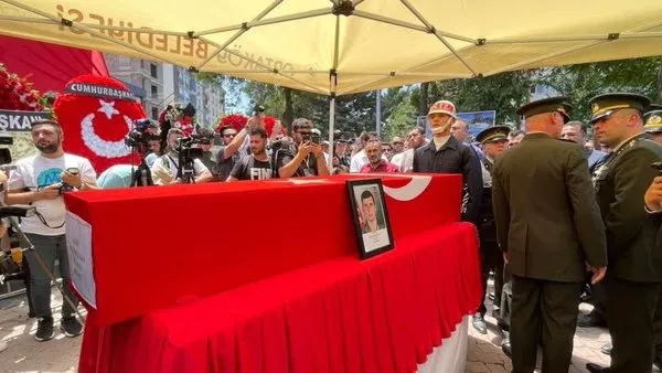 pence-sehidini-son-yolculuguna-binlerce-kisi-ugurladi-buralar-cennet-kokuyor-diyerek-buyuttugu-torununun-tabut-1751971748514.jpg