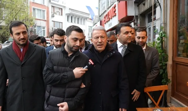 hulusi-akardan-ozgur-ozele-cok-sert-sozler-nereden-baksan-tutarsizlik-nereden-baksan-ahmakca-1743671323423.jpg