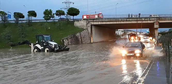 Sel sularının bastığı D-100 Karayolu'nda kilometrelerce kuyruk ...