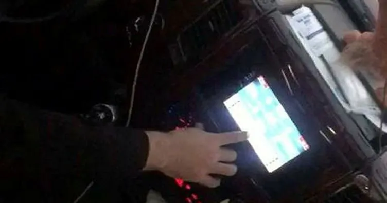 Yolcu minibüsünü kullanırken, araç içi ekrandan okey oynadı