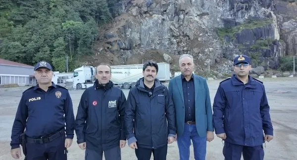 artvinde-dev-kaya-parcalari-tir-parkina-dustu-1kisi-hayatini-kaybetti-1791441096541.jpg
