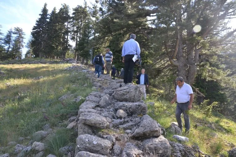 Mantar ararken 2 bin 800 yıllık duvar buldu