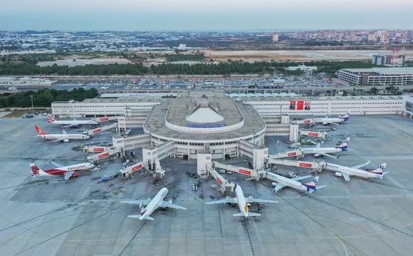 istanbul-ve-antalya-havalimanlarinda-tarihi-yogunluk-817-milyon-yolcu-seyahat-etti-1788938387397.jpeg
