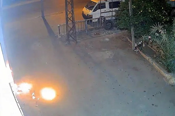 dis-klinigi-ile-oto-tamirciye-molotof-atti-canim-istedi-dedi-1732090563279.jpg