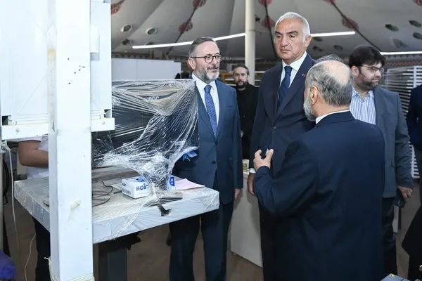 bakan-ersoy-hat-sanatinin-kalbini-ziyaret-edip-istanbul-mushafini-inceledi-1747404080979.jpg