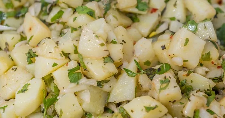 Patates salatası tarifi: Sofralara renk katacak patates salatası nasıl yapılır?
