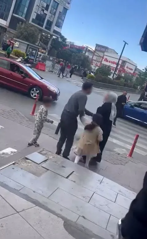 esenyurtta-kiskanc-kadin-dehset-sacti-genc-kizi-defalarca-bicakladi-esenyurtta-akli-dengesi-yerinde-olmayan-bi-1780135987808.jpeg