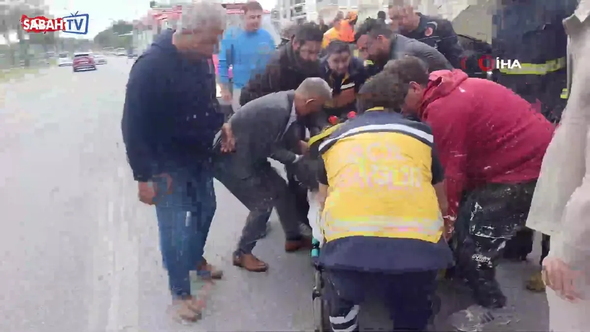Antalya’da kaza: Üst geçidin ayaklarına çarpan araç hurdaya döndü, sürücü ağır yaralandı | Video videosunu izle Antalya’da kaza: Üst geçidin ayaklarına çarpan araç hurdaya döndü, sürücü ağır yaralandı | Video videosunu izle