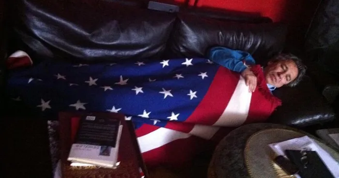 Hilal Kaplan yazdı: Assange'a karakol, Dündar'a saraylar! - Son ...