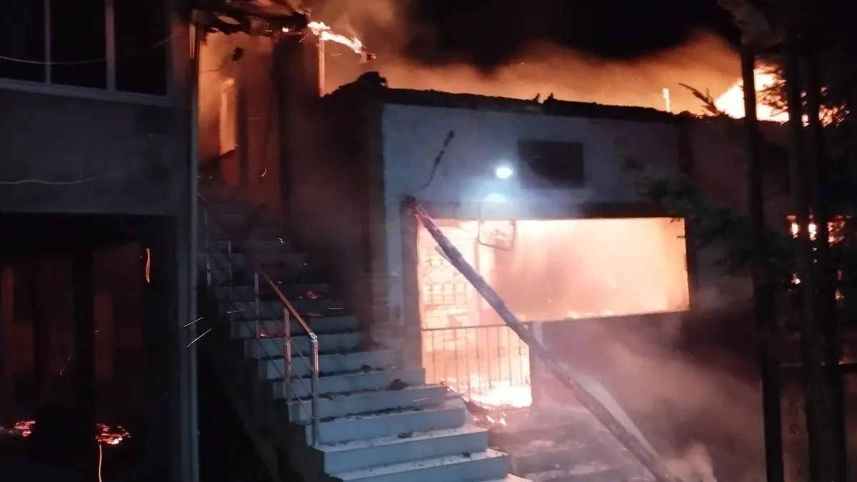 Ordu'da korkutan yangın: 3 ev kullanılmaz hale geldi! Ordu'da korkutan yangın: 3 ev kullanılmaz hale geldi!