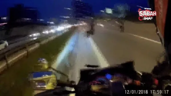 İstanbul E-5 Karayolu’nda motosikletlinin metrelerce sürüklendiği kaza kamerada
