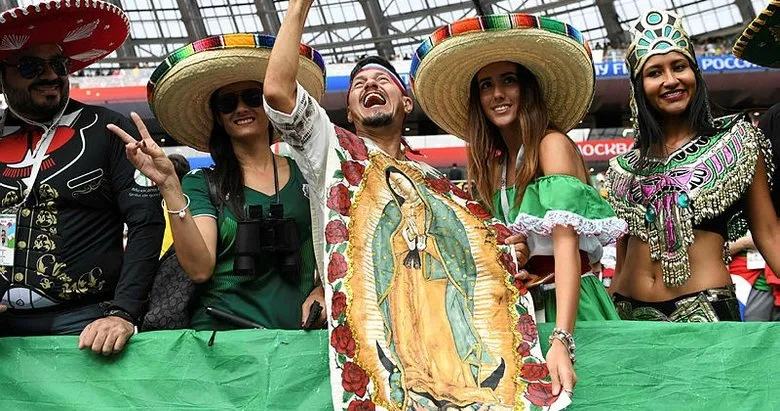 Meksika - Almanya maçının tribünlerinde kostüm şov