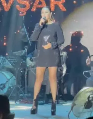 61 yaşındaki Hülya Avşar gençlere taş çıkartıyor! Sahne tarzıyla hayranlarını büyüledi...
