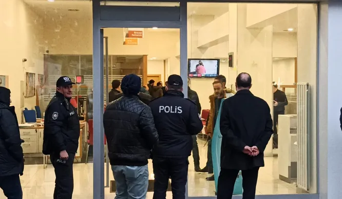 silahla-banka-soydu-cikarken-bomba-birakti-1577717050201.jpg