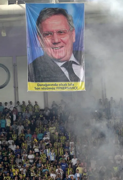 Fenerbahçe taraftarı tribünü yıktı