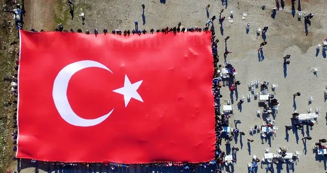 Doğa yürüyüşünde bin metrekare ‘Türk Bayrağı’ açtılar