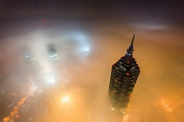 Şanghay kulesine tırmanan çılgın ikili